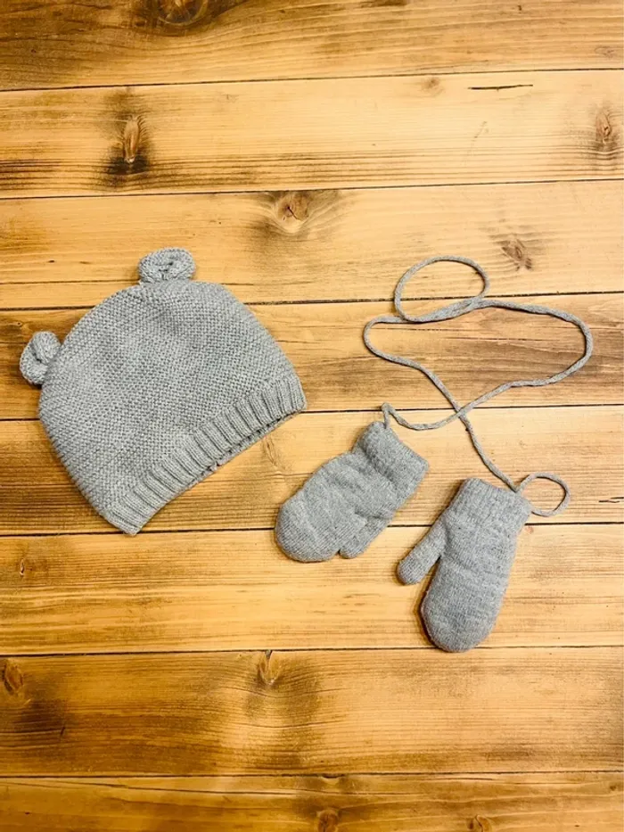 Ensemble bonnet et moufles gris en maille