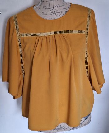 Blouse couleur moutarde avec des manches 3/4 chauve-souris