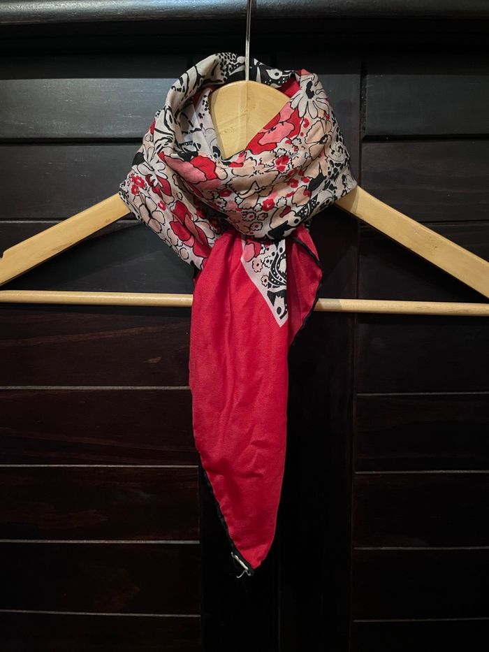 Foulard en soie rouge à motifs vintage années 1970