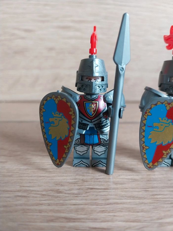 Figurines type lego 2 soldats chevaliers du Lion - photo numéro 2