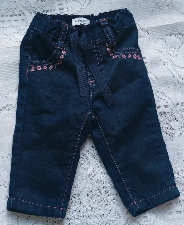 Jean fille brodé - look tendance et confortable, Alphabet, en très bon état, taille 3 mois