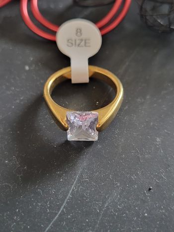 Bague taille 8 acier inoxydable doré et pierre zircone cubique