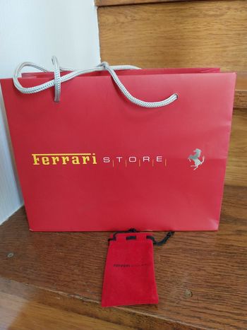 Sac cadeau et pochon Ferrari