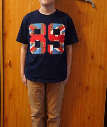 T shirt noir manche courte taille 9/10 ans