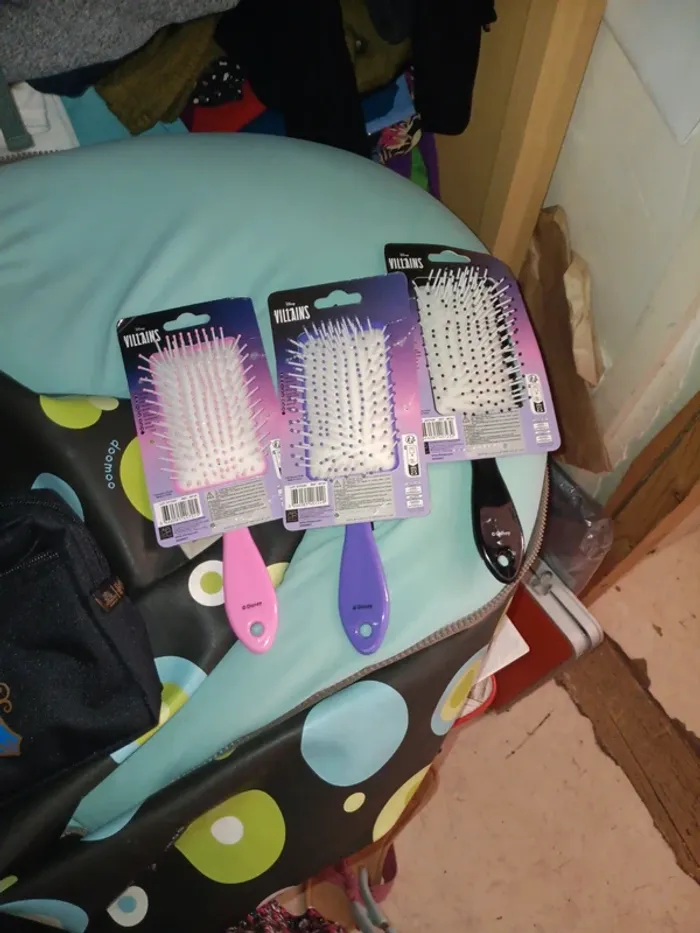 Lot 3 brosses à cheveux méchantes  Disney pas de vinted go - photo numéro 2