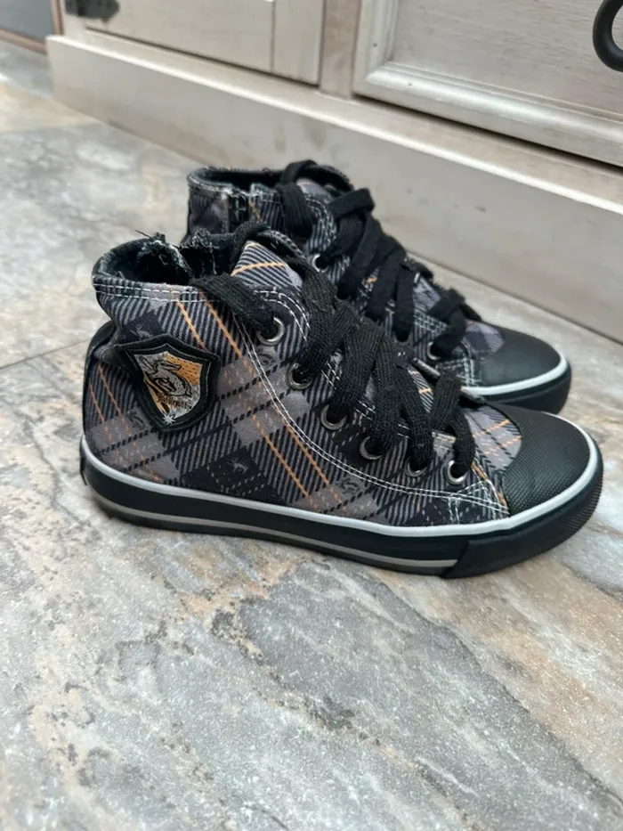Basket montante Harry Potter 33 à carreaux gris et noir poufsouffle Hufflepuff