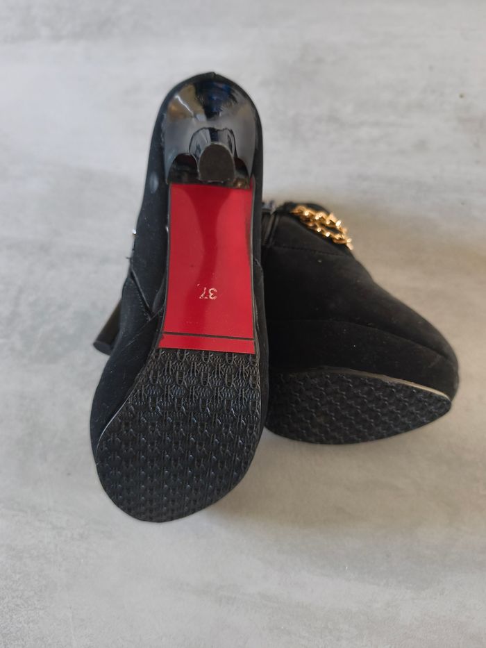 Chaussures en suédine noir avec chaînettes talon haut taille 37 - photo numéro 5