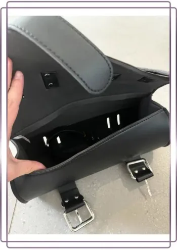 Pochette noir à attacher à un vélo, très bon état, 31x12cm
