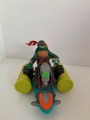 Aéroglisseur et figurine Tortue ninja