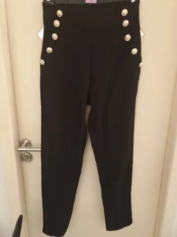 Pantalon noir avec bouton doré taille M
