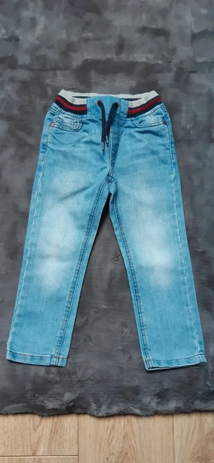 Pantalon jeans c&a 98 cm (3 ans) bleu clair motif chien en parfait état