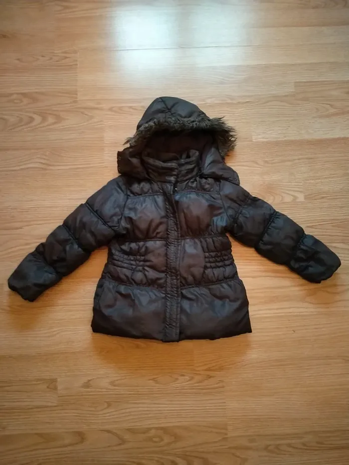 doudoune à capuche noire. ZARA. filles. taille 5 ans