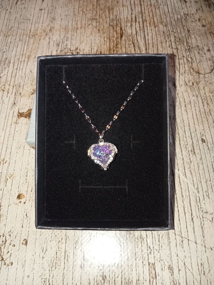 Collier et pendentif en forme de coeur - photo numéro 2
