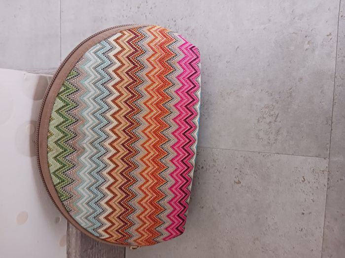 pochette multicolore avec une poche zippée intérieure Neuve