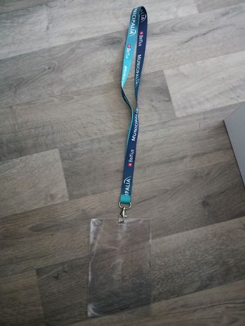 Tour de cou plus pochette plastique 