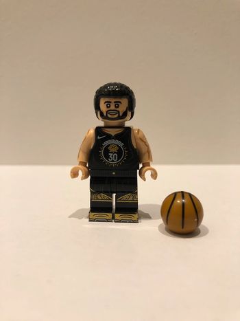 Figurine type lego Stéphen Curry aux Warriors. Basketteur