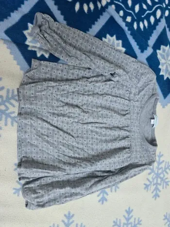t-shirt à manches longues de couleur gris, en taille 6 ans (116 cm), en très bon état.