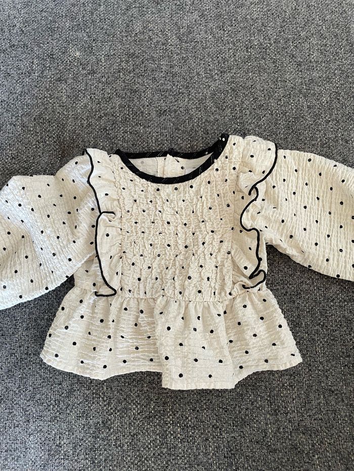 Blouse écru à petits pois noirs