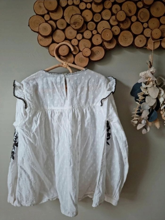 Tee shirt beige et blouse romantique 
Zara
Taille 9 ans - 134 cm
Excellent état - photo numéro 5