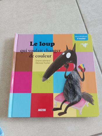 Livre a toucher p'tit loup qui voulait changer de couleur