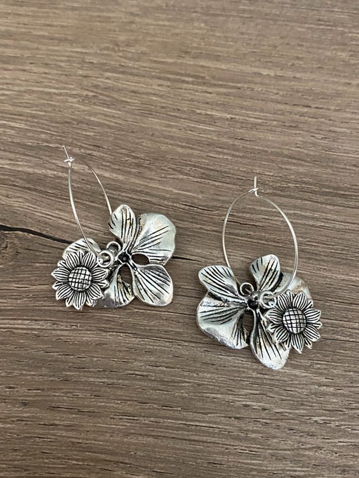 Paire de boucles d’oreilles créoles fleurs acier - photo numéro 5