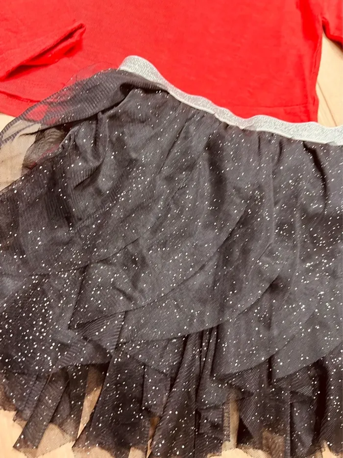 Taille 5 ans tenue 2 pièces fille Kiabi Charlie et prune rouge noir et argenté * tulle * 🩷 - photo numéro 2