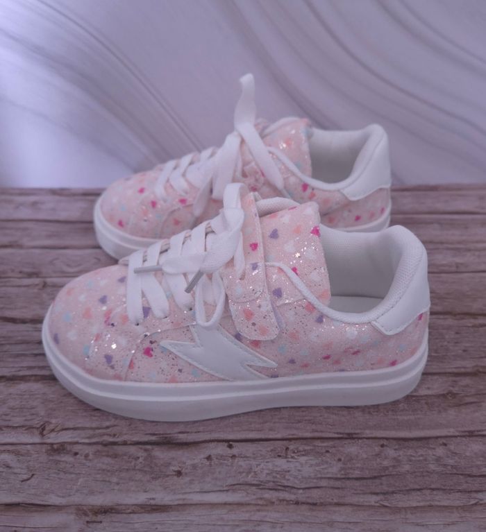 Baskets roses pailletées motifs cœurs - Taille 30 - Neuves - photo numéro 1