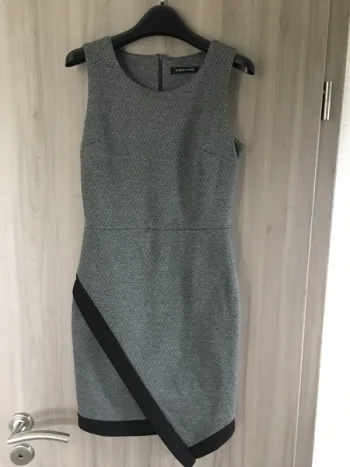 Robe fourreau grise et noire asymétrique