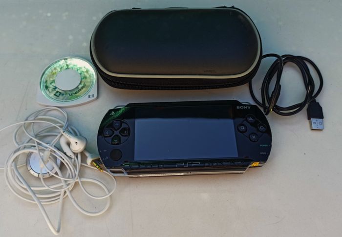 Sony PSP 1004 + 57 jeux cultes, Carte micro SD 64GB rapide, écouteurs PSP , câble de charge & coque - photo numéro 2