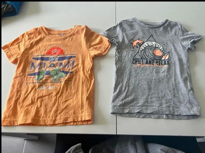 Deux tes shirts taille 3-4 ans