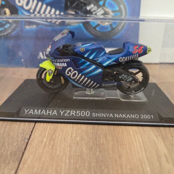 Moto 1:24 avec socle, vitrine et fascicule 
