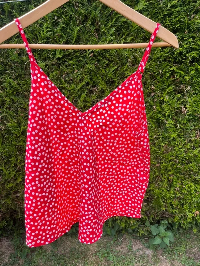 top rouge avec fleurs blanche