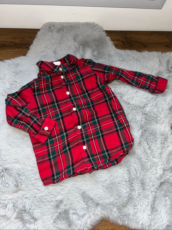 Chemise à carreaux rouge et verte