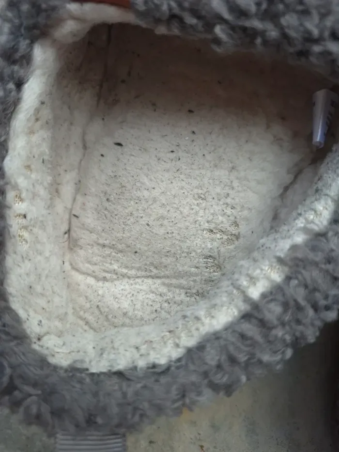 Pantoufle en mousse à mémoire de forme en fausse laine gris. - photo numéro 2