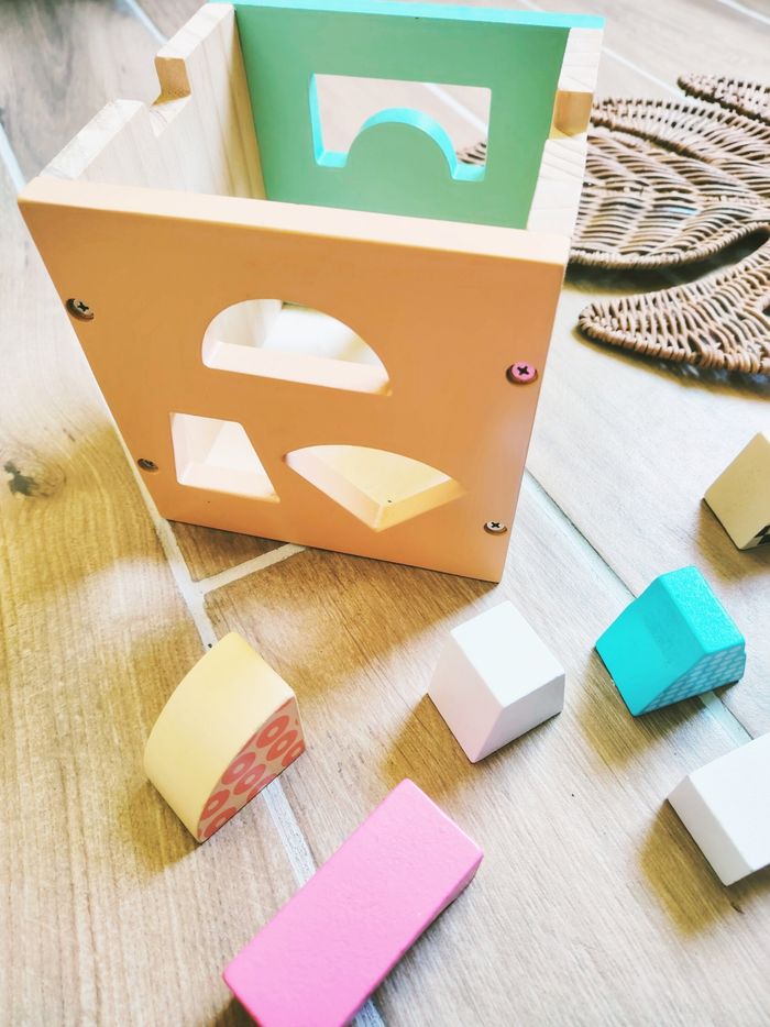 🌈 Cube /Boîte avec diverses formes géométriques à encastrer en bois - photo numéro 3