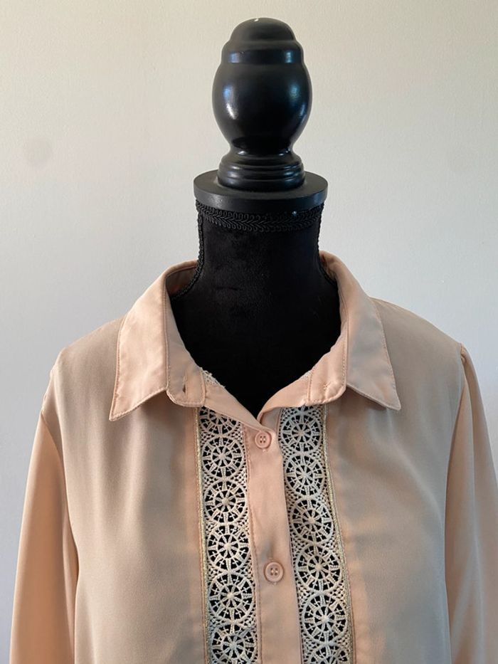 Chemise Queens beige clair avec broderies taille S - photo numéro 2
