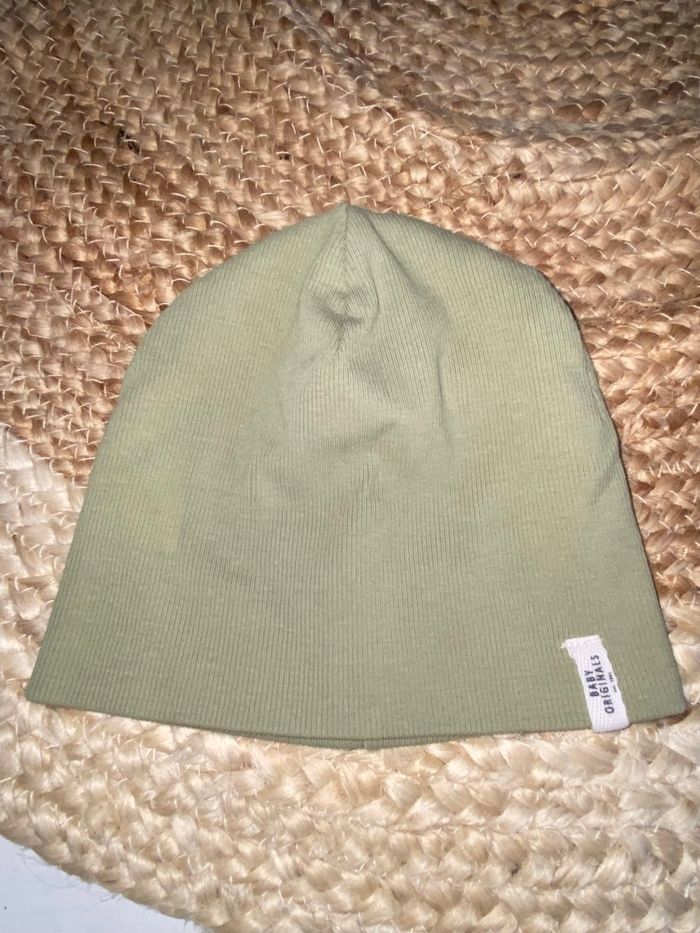 Bonnet marque Zara couleur kaki bon etat