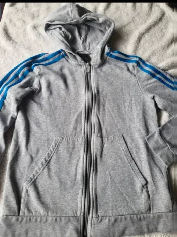 Veste a capuche Adidas taille 11 12 ans