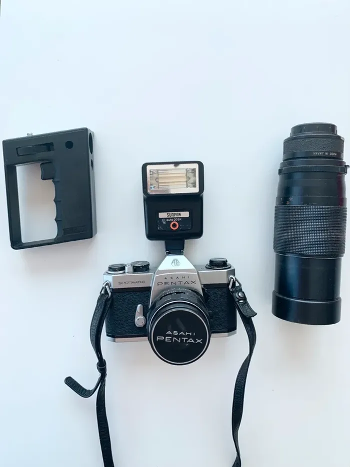 Coffret appareil photo argentique Pentax SP II + accessoires+ objectifs + malette