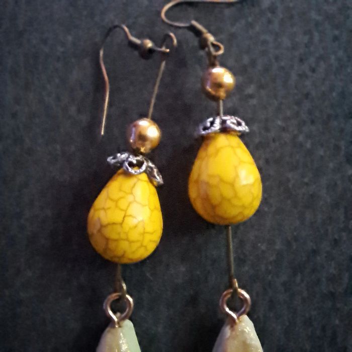 Boucles d'oreilles pendante en résine verte pale - photo numéro 8