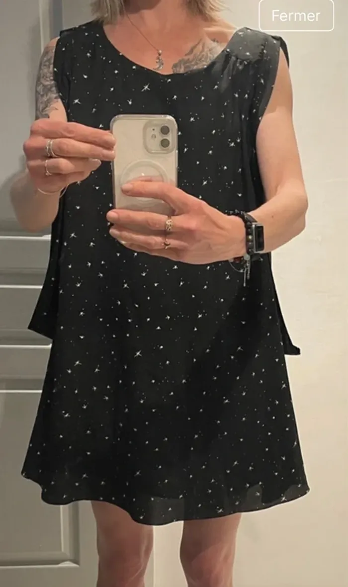 Robe noire imprimé étoiles Version Originale – Taille M - photo numéro 2