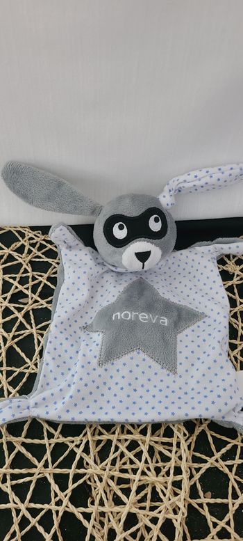 Doudou plat lapin masque gris blanc bleu étoile noreva