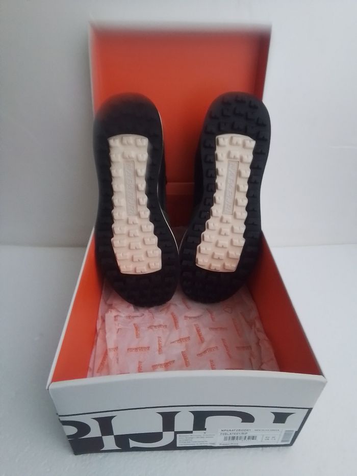 NAPAPIJRI  basket EU 40. Neuve. - photo numéro 5