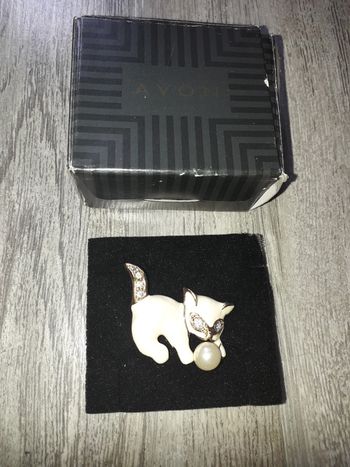 broche vintage chat avec perle et brillant plaqué or AVON neuve