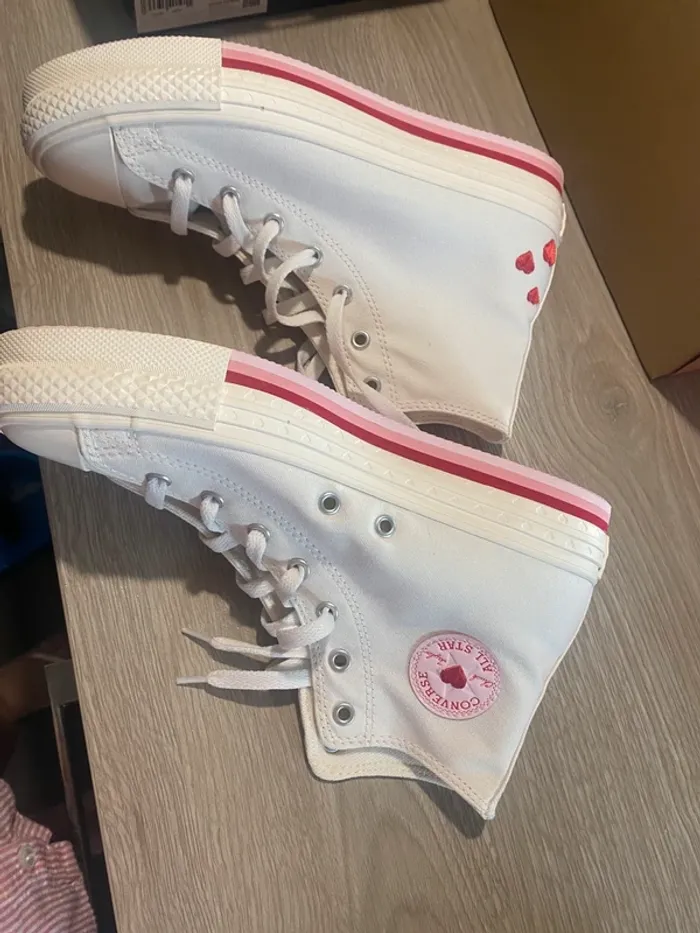 Converses femme neuve avec cœur - photo numéro 3