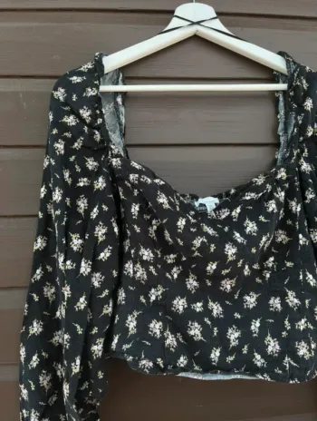Crop top manches longues fleuri