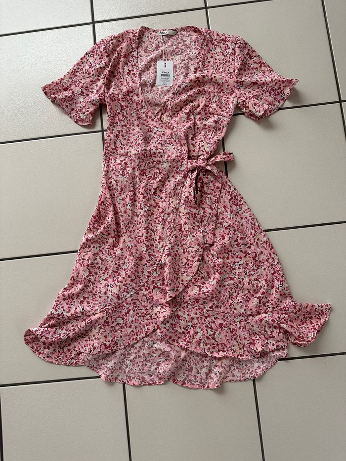 robe portefeuille Taille 36 ONLY fleuri tons rose NEUVE - photo numéro 4