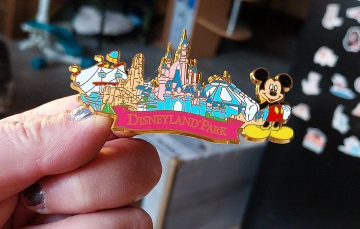 Pins Disney disneyland Paris attraction et chateau