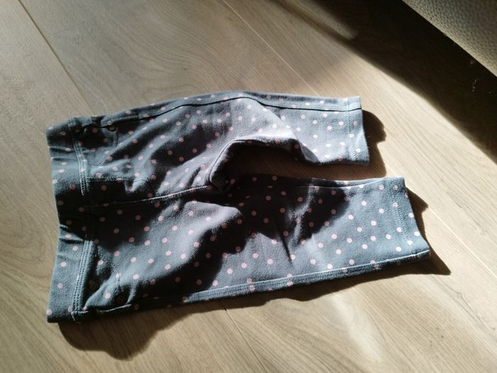 1 legging couleur grise (pois roses)