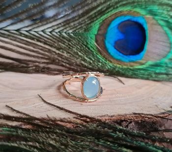 Bague ajourée plaqué or et agate bleue taille 58